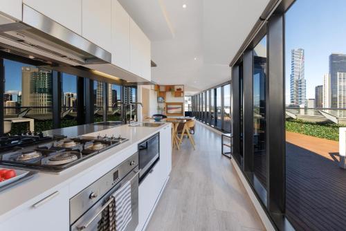 Η κουζίνα ή μικρή κουζίνα στο Flinders Luxury Penthouse