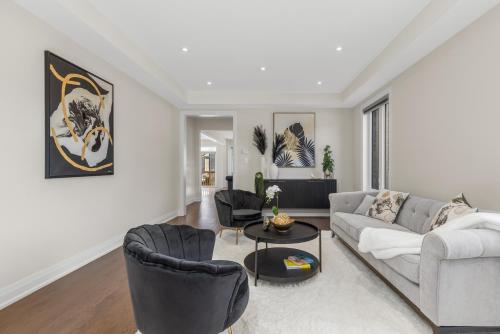 Χώρος καθιστικού στο Executive 5BR-4BATH Detached Bramp/Miss Border