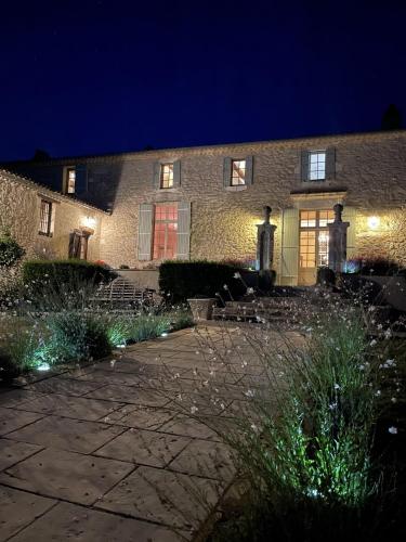 une maison éclairée la nuit dans la cour dans l'établissement Chateau Masburel, à Fougueyrolles