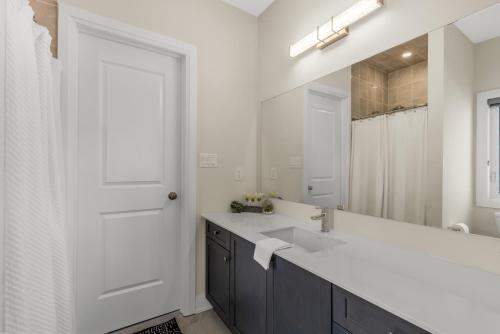 Ένα μπάνιο στο Executive 5BR-4BATH Detached Bramp/Miss Border