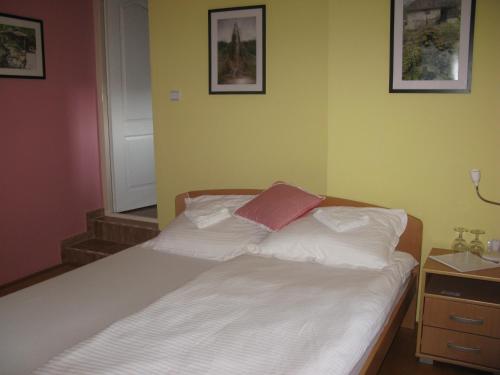 Katil atau katil-katil dalam bilik di Apartments Izvor Lisine