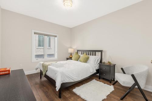 Ένα ή περισσότερα κρεβάτια σε δωμάτιο στο Executive 5BR-4BATH Detached Bramp/Miss Border