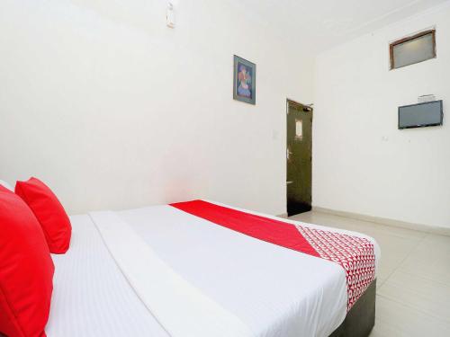 Postel nebo postele na pokoji v ubytování Hotel O Welcome Lounge