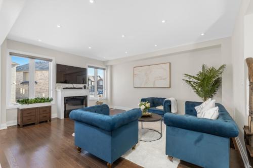 Μια τηλεόραση ή/και κέντρο ψυχαγωγίας στο Executive 5BR-4BATH Detached Bramp/Miss Border