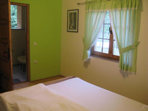 Katil atau katil-katil dalam bilik di Apartments Izvor Lisine