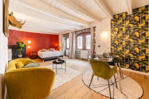 un salon avec un canapé, une table et des chaises dans l'établissement LE MACARON - Cozy flat in the heart of the old town, à Annecy