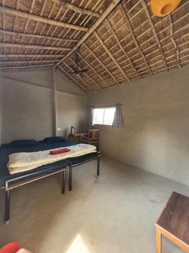 BhagauraにあるIshq Sanctum- A Conscious Guest Houseのベッドとテーブルが備わる部屋