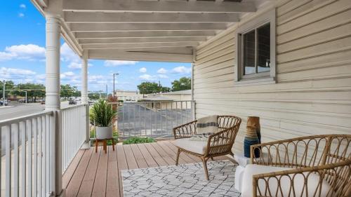 Balkón nebo terasa v ubytování Enchanted Haus walk to Main hot tub on balcony