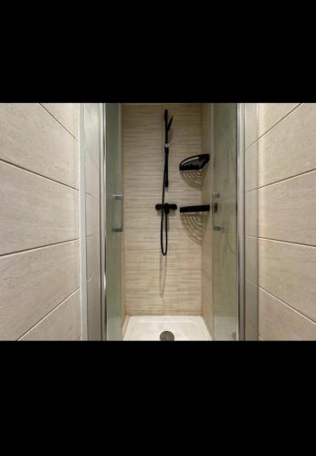 La salle de bains est pourvue d'une douche. dans l'établissement Spacieux appartement proche de Paris Stade de France Métro, à Aubervilliers