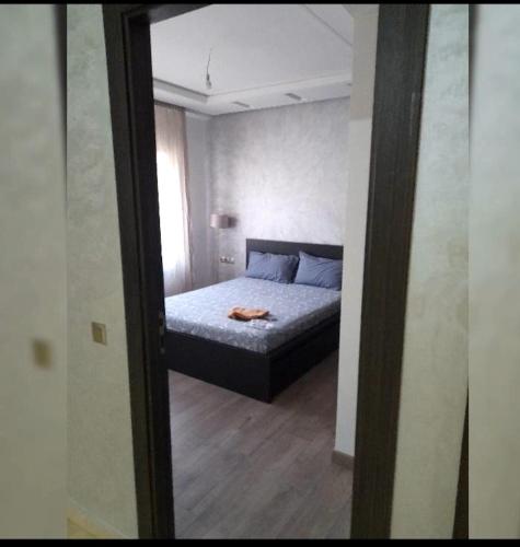 - une chambre avec un lit et un miroir dans l'établissement ايربان بلاص, à Casablanca