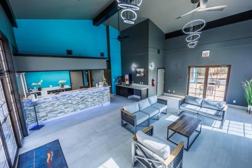 a living room with couches and a aquarium at Baymont by Wyndham Branson Thousand Hills in Branson