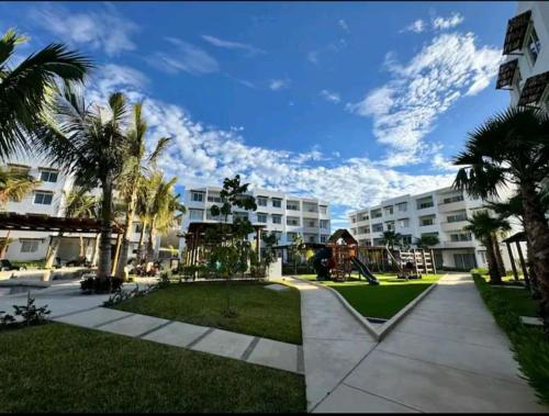 - Vistas a un parque con parque infantil en Departamento Planta Baja, A 1 Minuto de la playa., en Mazatlán