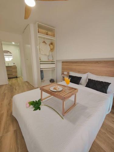 a living room with a white couch with a table at Pineda apartamento de playa in La Pineda