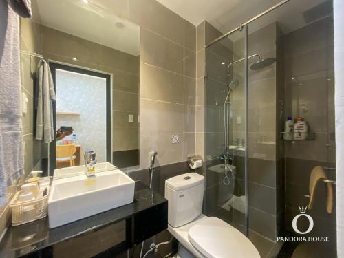 een badkamer met een toilet, een wastafel en een douche bij PANDORA HOUSE in Ho Chi Minh-stad