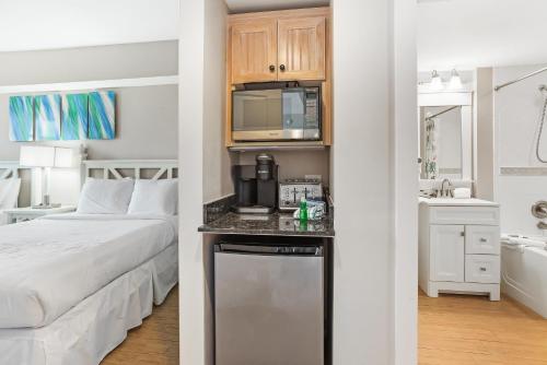 una habitación de hotel con una cama y una cafetera en un mostrador en Observation Point North 4546 en Destin