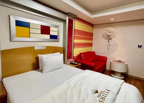 Motel Shilla tesisinde bir odada yatak veya yataklar