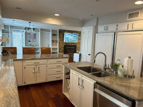 Fotografie z fotogalerie ubytování Tara Retreat: Family-Friendly Oasis with Pool, Tennis & Serene Ambiance in Potomac v destinaci Potomac