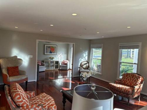 Fotografie z fotogalerie ubytování Tara Retreat: Family-Friendly Oasis with Pool, Tennis & Serene Ambiance in Potomac v destinaci Potomac