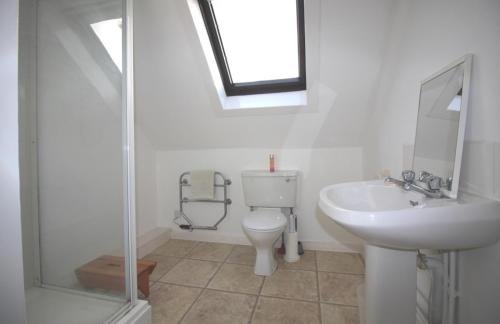 uma casa de banho branca com um WC e um lavatório em Orkney lux apartment em Orkney