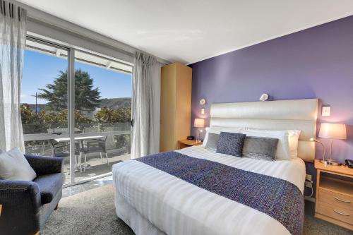 Postel nebo postele na pokoji v ubytování Tides Hotel