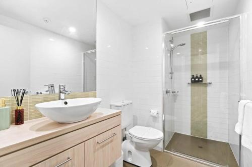 een badkamer met een wastafel, een toilet en een douche bij The CBD Hidden Gem 1BR Central & Walkable Haven in Adelaide