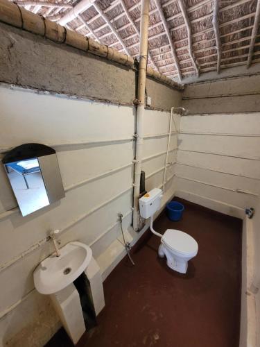 uma casa de banho com um lavatório e um WC em Ishq Sanctum- A Conscious Guest House em Bhagaura