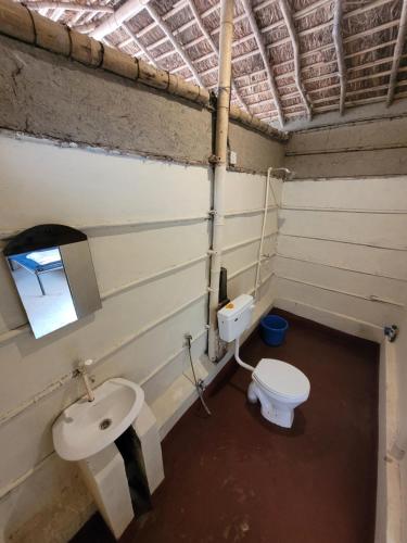 BhagauraにあるIshq Sanctum- A Conscious Guest Houseの洗面台とトイレ付きのバスルーム