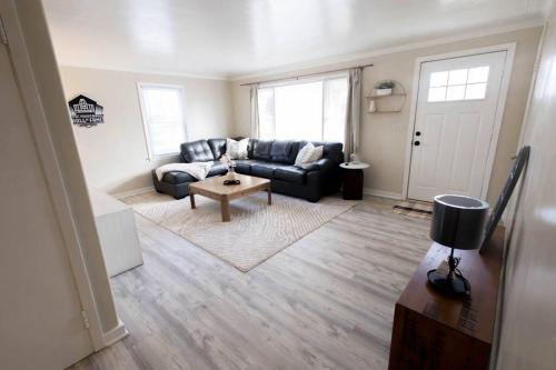 Gambar di galeri bagi 4 Bedroom Home near HOF Village di Canton