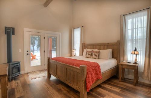 1 dormitorio con 1 cama, chimenea y TV en Mountain Shadow Retreat, en South Fork