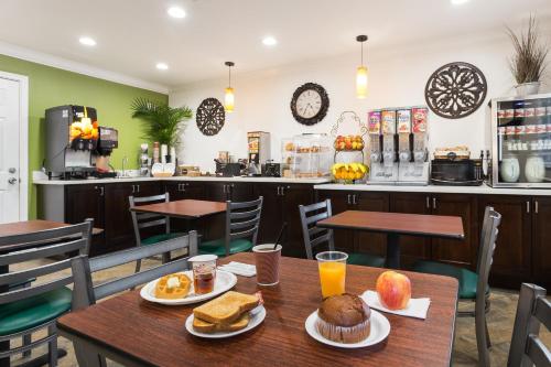 een eetkamer met een tafel met ontbijtproducten bij Rodeway Inn San Jose HWY-101 Tully Rd Exit in San Jose