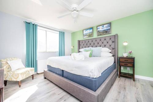 アトランタにあるHeart Downtown! City View Onsite Parking! King Bed LM807の大きなベッドと椅子のある寝室