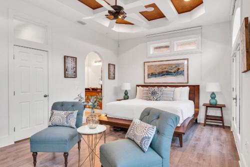 1 dormitorio con 1 cama y 2 sillas azules en Da Beach House, en Destin