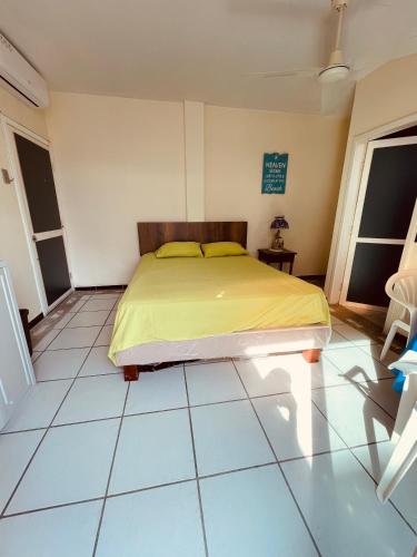 a bedroom with a bed and a tiled floor at Casa en Punta Barandua in Punta Blanca