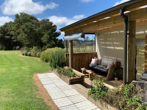 une terrasse couverte d'une maison avec un canapé. dans l'établissement The Perch, à Houhora