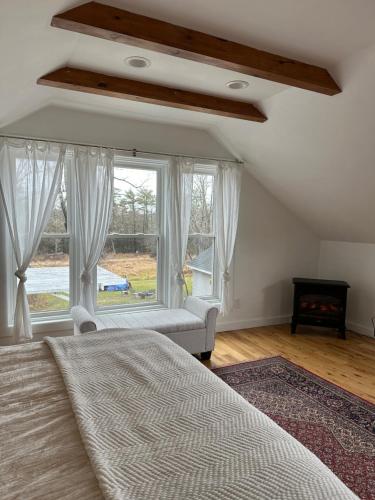 1 dormitorio con cama y ventana grande en Country House in Catskills en Saugerties