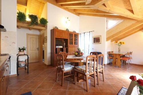 eine Küche und ein Esszimmer mit einem Tisch und Stühlen in der Unterkunft Bella Vista in Canale San Bovo
