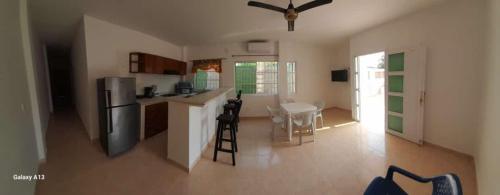 een keuken met een koelkast en een tafel en stoelen bij Apartamento Don Mathias # 1 in Coveñas