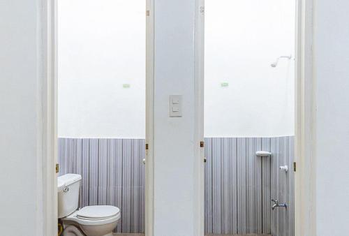 łazienka z toaletą i prysznicem w obiekcie Iloilo Paraw Beach Resort w mieście Iloilo