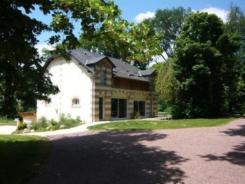 a white house with a gambrel roof at Gîte spacieux, confort moderne, nature et tranquillité près de Tours et des châteaux de la Loire - FR-1-381-273 in Le Boulay