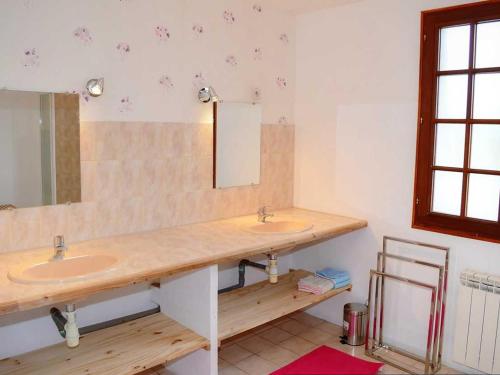 a bathroom with two sinks and a mirror at Gîte familial en Touraine avec jardin, proche châteaux et vignobles, animaux acceptés. - FR-1-381-240 in Mazières-de-Touraine