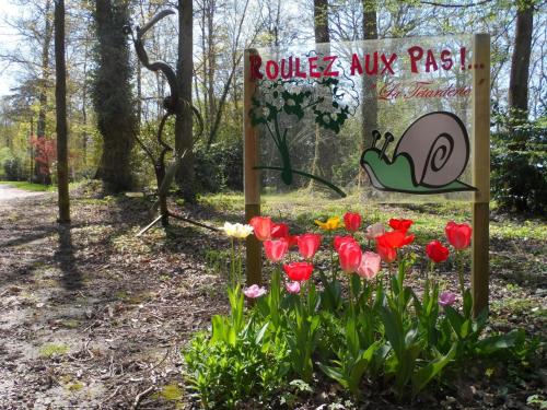 a sign for a poultry park with flowers at Gîte spacieux, confort moderne, nature et tranquillité près de Tours et des châteaux de la Loire - FR-1-381-273 in Le Boulay