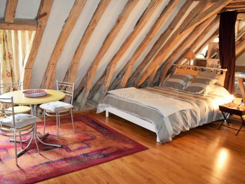 a bedroom with a bed and a table and chairs at Gîte de Charme Rénové, Idéal Famille, Centre-Ville, WiFi, Parking Gratuit, Vélo Bienvenue - FR-1-381-268 in Loches
