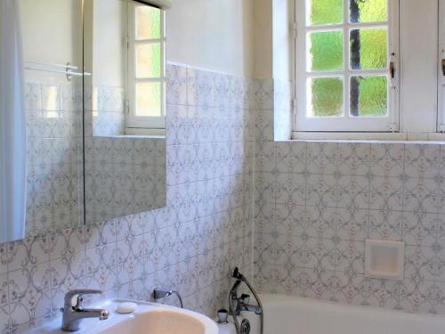 een badkamer met een wastafel en een spiegel bij Gîte La Roque-Gageac, 3 pièces, 4 personnes - FR-1-616-136 in La Roque-Gageac