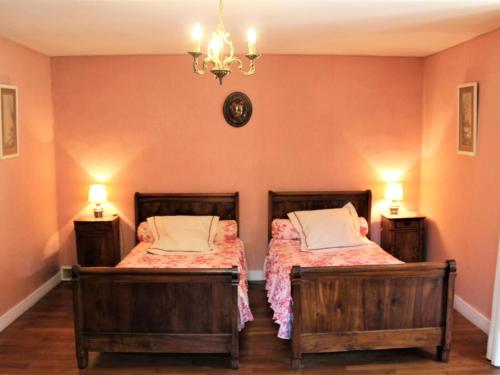 2 camas en una habitación con paredes de color naranja en Gîte La Roque-Gageac, 3 pièces, 4 personnes - FR-1-616-136, en La Roque-Gageac