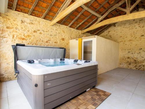 Fotografie z fotogalerie ubytování Gîte charmant à Saint-Avit-Rivière avec jacuzzi et jardin - FR-1-616-87 v destinaci Saint-Avit-Rivière