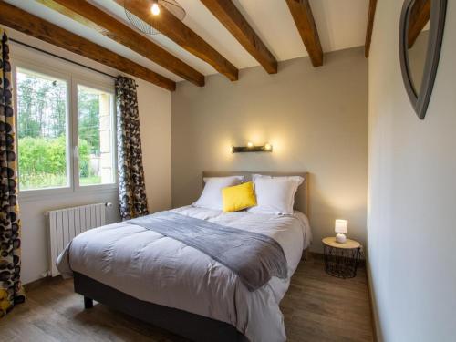 - une chambre avec un lit et un oreiller jaune dans l'établissement Maison périgourdine rénovée, 3 chambres, grand jardin, proche Sarlat et sites touristiques - FR-1-616-211, à Saint-Vincent-le-Paluel