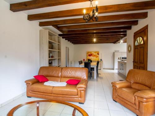 un salon avec deux canapés en cuir et une table dans l'établissement Maison périgourdine rénovée, 3 chambres, grand jardin, proche Sarlat et sites touristiques - FR-1-616-211, à Saint-Vincent-le-Paluel