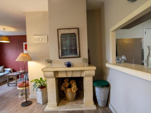 a living room with a fireplace with a mirror at Gîte Trélissac, 3 pièces, 4 personnes - FR-1-616-74 in Trélissac