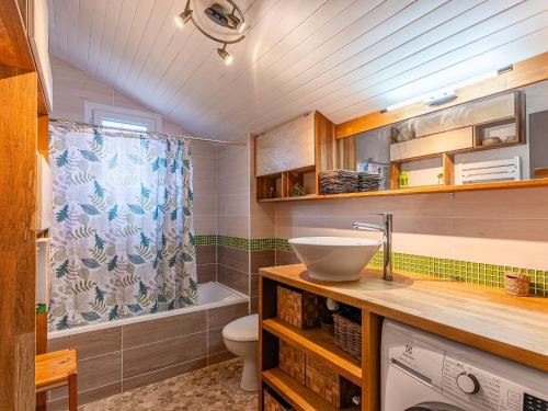 een badkamer met een wastafel, een toilet en een douche bij Maison Biscarrosse Plage, 4 pièces, 8 personnes - FR-1-521-232 in Biscarrosse