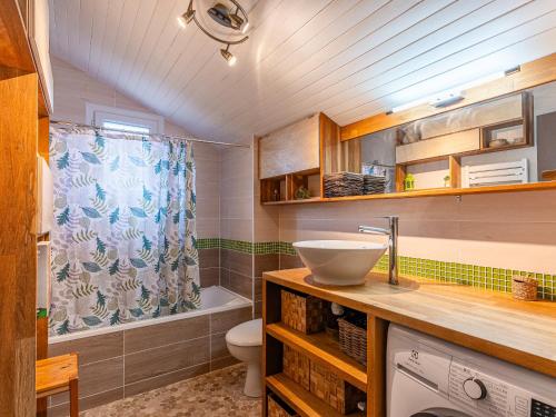 une salle de bain avec un lavabo, des toilettes et une douche dans l'établissement Maison au Centre - 8 Pers - WIFI, Terrasses, Proche Commerces - FR-1-521-232, à Biscarrosse